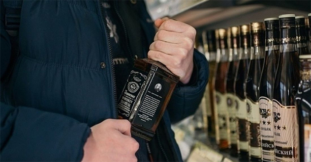 В Мирном росгвардейцы задержали рецидивиста, разыскиваемого за хищение алкоголя