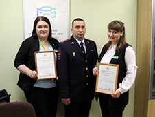 Архангельские полицейские поблагодарили двух сотрудниц банка, остановивших женщину от перевода денежных средств телефонным мошенникам