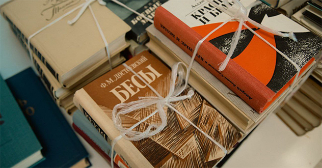 Архангельские ветераны Росгвардии доставили книги в библиотеки Мелитополя