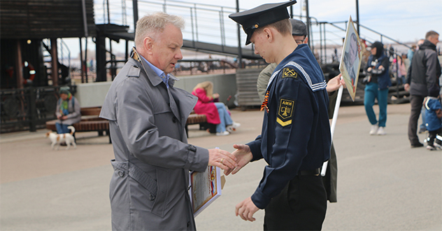 Бессмертный экипаж традиционным маршем прошел по Архангельску