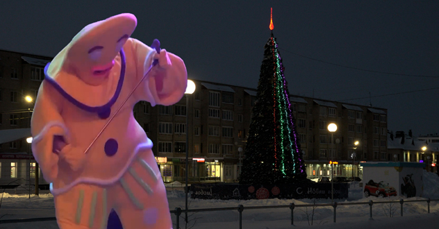 Праздник не для детей? Главную ёлку Котласа снова зажгли онлайн.