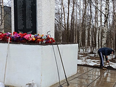 Осужденные к принудительным работам  прибрали территорию около Обелиска