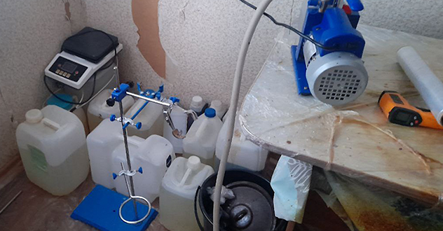 Архангельские полицейские обнаружили нарколабораторию в квартире дома на острове Кего