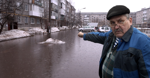 Не нужен нам берег турецкий: Котлас из-за огромных луж стал маленькой Венецией