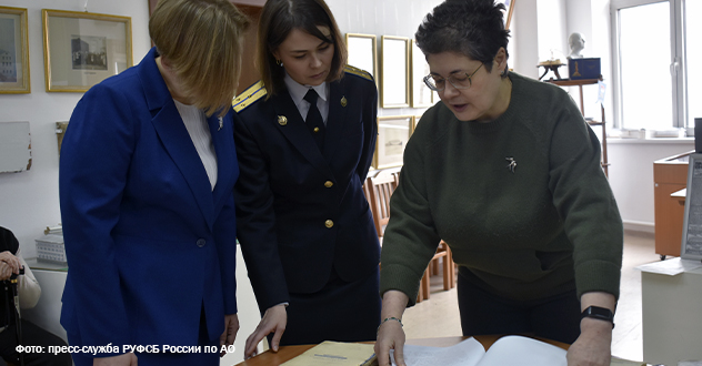 Неожиданный экспонат появился на выставке к 90-летию педвуза в Музее истории САФУ