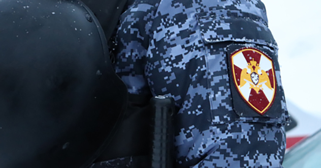 В Мирном экипаж Росгвардии обнаружил и задержал похитителя вещей у отдыхающих в кафе