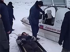 Через Северную Двину пожарные АГПС и ГЗ переправили больного на аэролодке