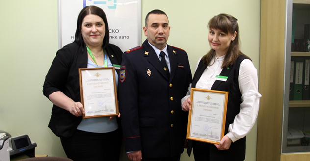 Архангельские полицейские поблагодарили двух сотрудниц банка, остановивших женщину от перевода денежных средств телефонным мошенникам