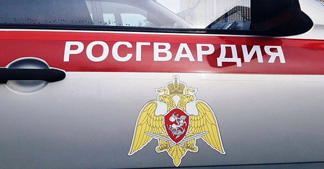 В Архангельске наряд Росгвардии по горячим следам задержал женщину, подозреваемую в совершении грабежа