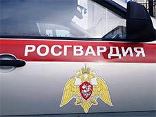 В Архангельске наряд Росгвардии по горячим следам задержал женщину, подозреваемую в совершении грабежа