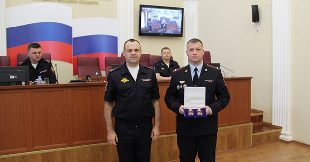 Начальник УМВД России по Архангельской области поздравил с днем службы сотрудников сразу нескольких подразделений