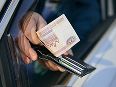 Пытался дать взятку за езду на машине в алкогольном опьянении