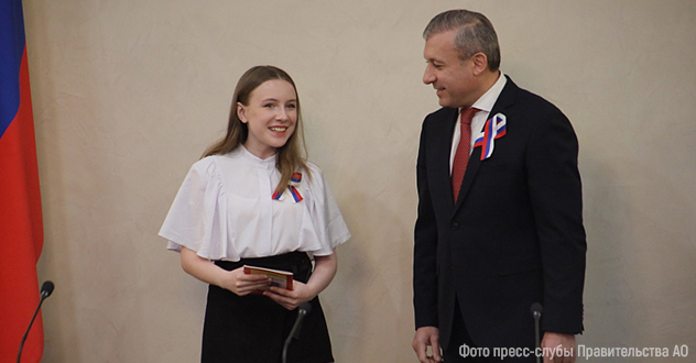 В День России в Архангельске вручили первые паспорта школьникам и награды юным героям