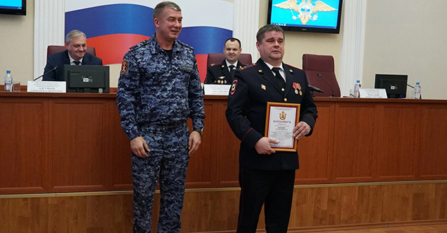В Архангельске начальник регионального управления Росгвардии наградил участковых уполномоченных полиции