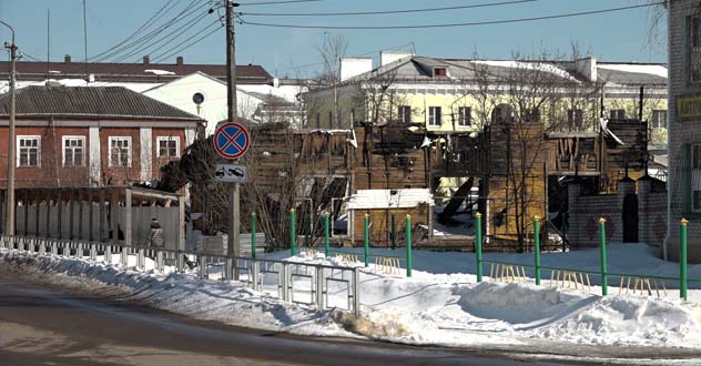 Сгоревшее почерневшее здание на Карла Маркса, 4, не сносят больше двух лет