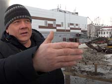 Строительные "баррикады" под окнами дома: жители возмущены "беспределом".