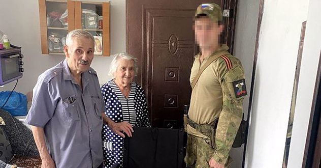В ДНР росгвардейцы навестили семью ветеранов труда