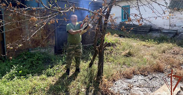 В ДНР росгвардейцы навестили семью ветеранов труда