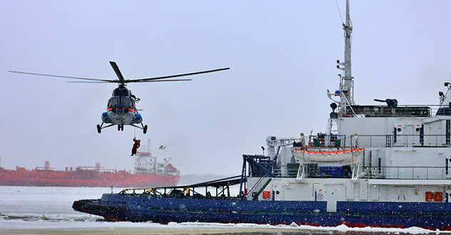 На набережной Северной Двины в Архангельске прошли аварийно-спасательные учения