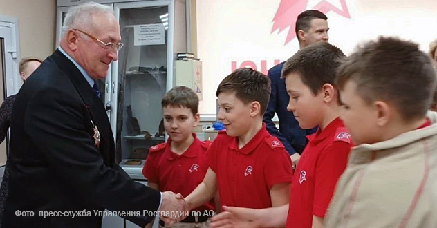 Ветеран архангельского отряда «Ратник» провел урок Мужества для школьников