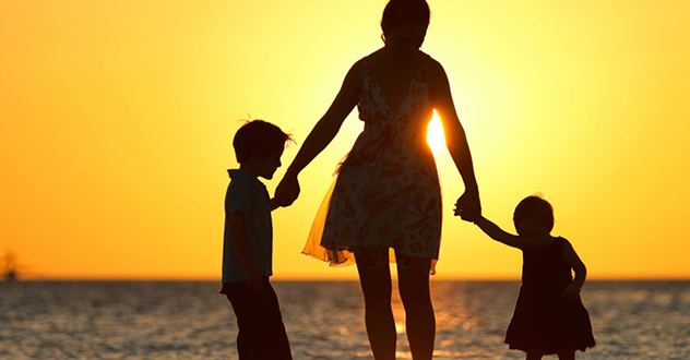 Прокурор Няндомского района в судебном порядке добился восстановления на работе незаконно уволенной матери двоих несовершеннолетних детей