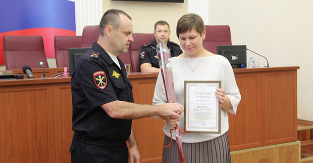 Начальник УМВД России по Архангельской области поздравил с днем службы сотрудников сразу нескольких подразделений