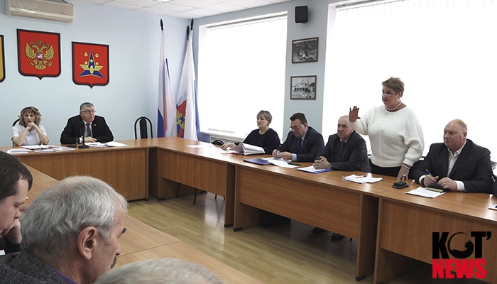 Внеочередная сессия в Котласе закончилась за 17 минут, но депутаты успели схлестнуться