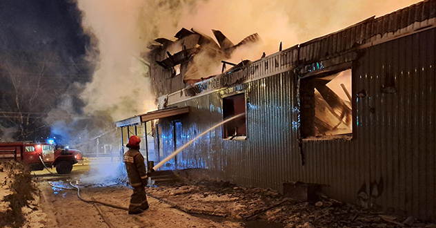 Пожарные ликвидировали крупный пожар в Березнике