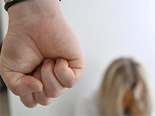 Житель города Каргополя признан виновным в истязании несовершеннолетней