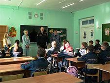 Офицеры Росгвардии поздравили учащихся подшефного класса с Днём знаний