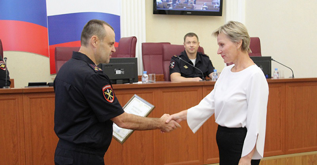 Начальник УМВД России по Архангельской области поздравил с днем службы сотрудников сразу нескольких подразделений