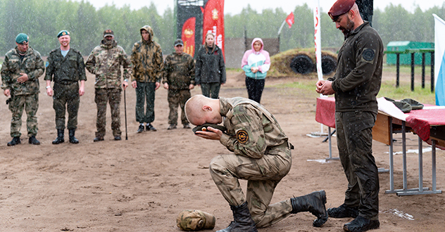 Представители архангельского отряда «Ратник» Росгвардии вручили юнармейцам знаки отличия «Юный ратник»