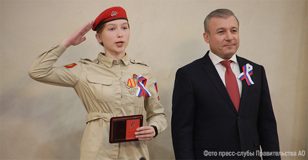 В День России в Архангельске вручили первые паспорта школьникам и награды юным героям