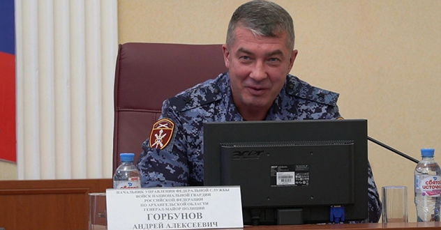 В Архангельске начальник регионального управления Росгвардии наградил участковых уполномоченных полиции