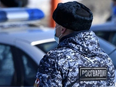 Архангельские росгвардейцы задержали подозреваемого в незаконном проникновении и повреждении имущества