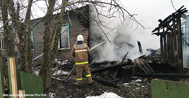 При пожаре в Вельском районе двух мужчин удалось спасти