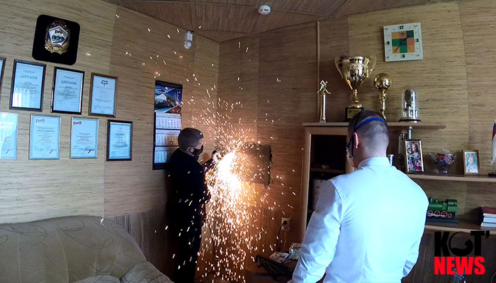 Руководителя Сольвычегодского отделения Северной железной дороги вывели с рабочего места в наручниках