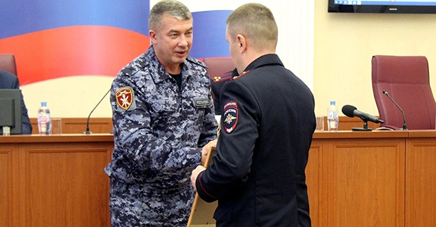 В Архангельске начальник регионального управления Росгвардии наградил участковых уполномоченных полиции