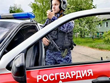 В Мирном экипаж Росгвардии задержал гражданина, разыскиваемого за кражу коньяка