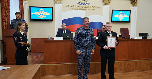 В Архангельске начальник регионального управления Росгвардии наградил участковых уполномоченных полиции