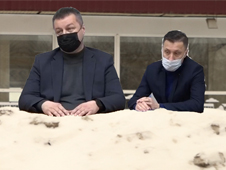 По всем Котласу и Вычегодскому одна и та же картина: вдоль проезжих частей - снежные горы.