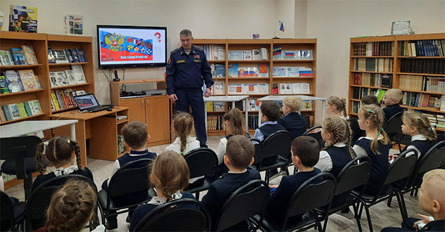 Генерал-майор полиции Андрей Горбунов провёл в архангельской школе урок Мужества
