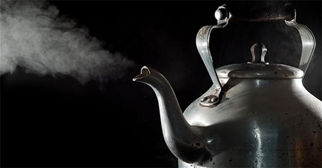 Избил и облил кипятком