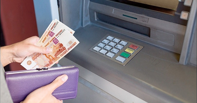 В Северодвинске сотрудники банка остановили местную жительницу от перевода денег аферистам