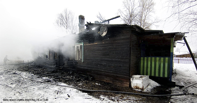 При пожаре в Вельском районе двух мужчин удалось спасти