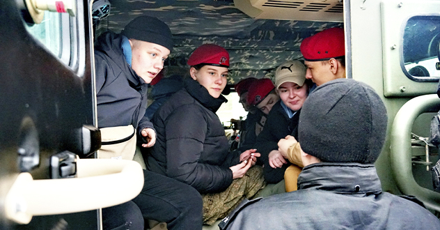 Сотрудники ОМОН Росгвардии организовали познавательную экскурсию для архангельских школьников