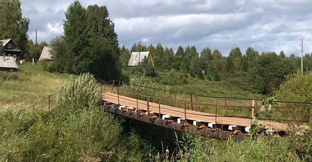 В деревне Шопорово отремонтировали подвесной мост через речку Удима