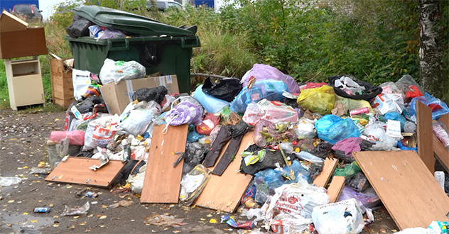 Контейнеры в центре города завалило мусором