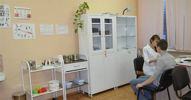 Оказание первичной медико-санитарной помощи в образовательных учреждениях обязаны  в течение всего образовательного процесса