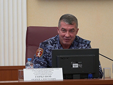 В Архангельске начальник регионального управления Росгвардии наградил участковых уполномоченных полиции